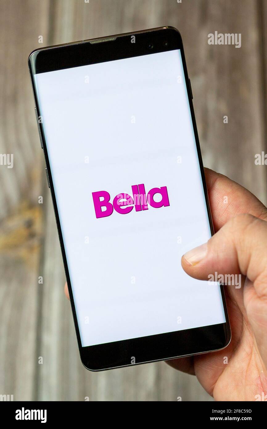 Ein Mobiltelefon oder Mobiltelefon, das in einem gehalten wird Hand mit der Bella App auf dem Bildschirm geöffnet Stockfoto