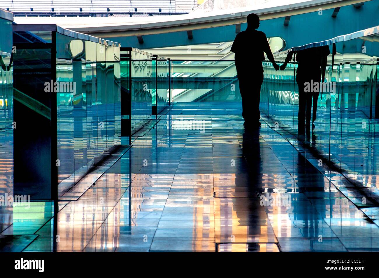Filmische Innenaufnahme des Bahnhofs Oriente, Lissabon, Portugal Stockfoto