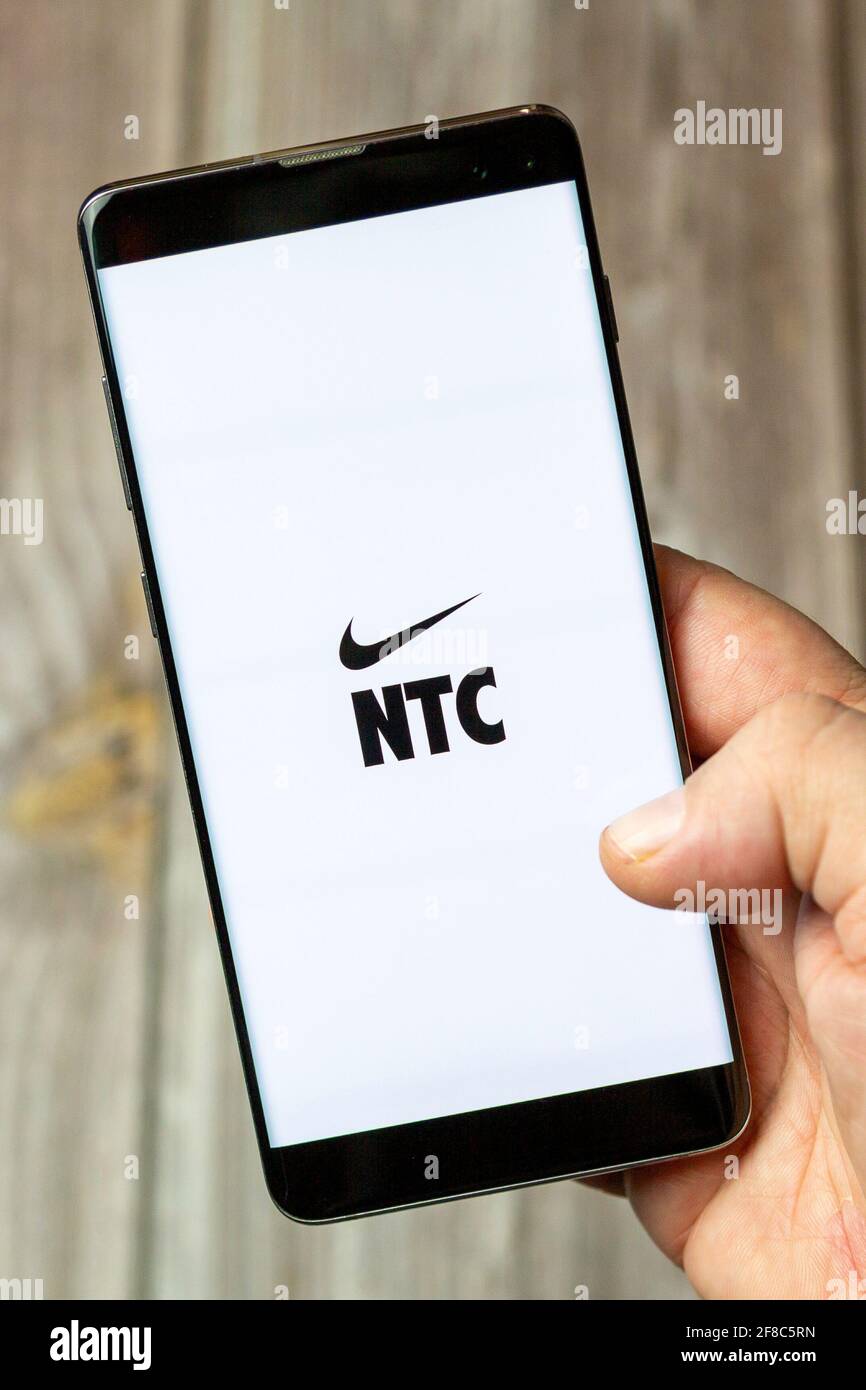 Ein Mobiltelefon oder Mobiltelefon, das in einem gehalten wird Hand mit  geöffneter Nike NTC App auf dem Bildschirm Stockfotografie - Alamy