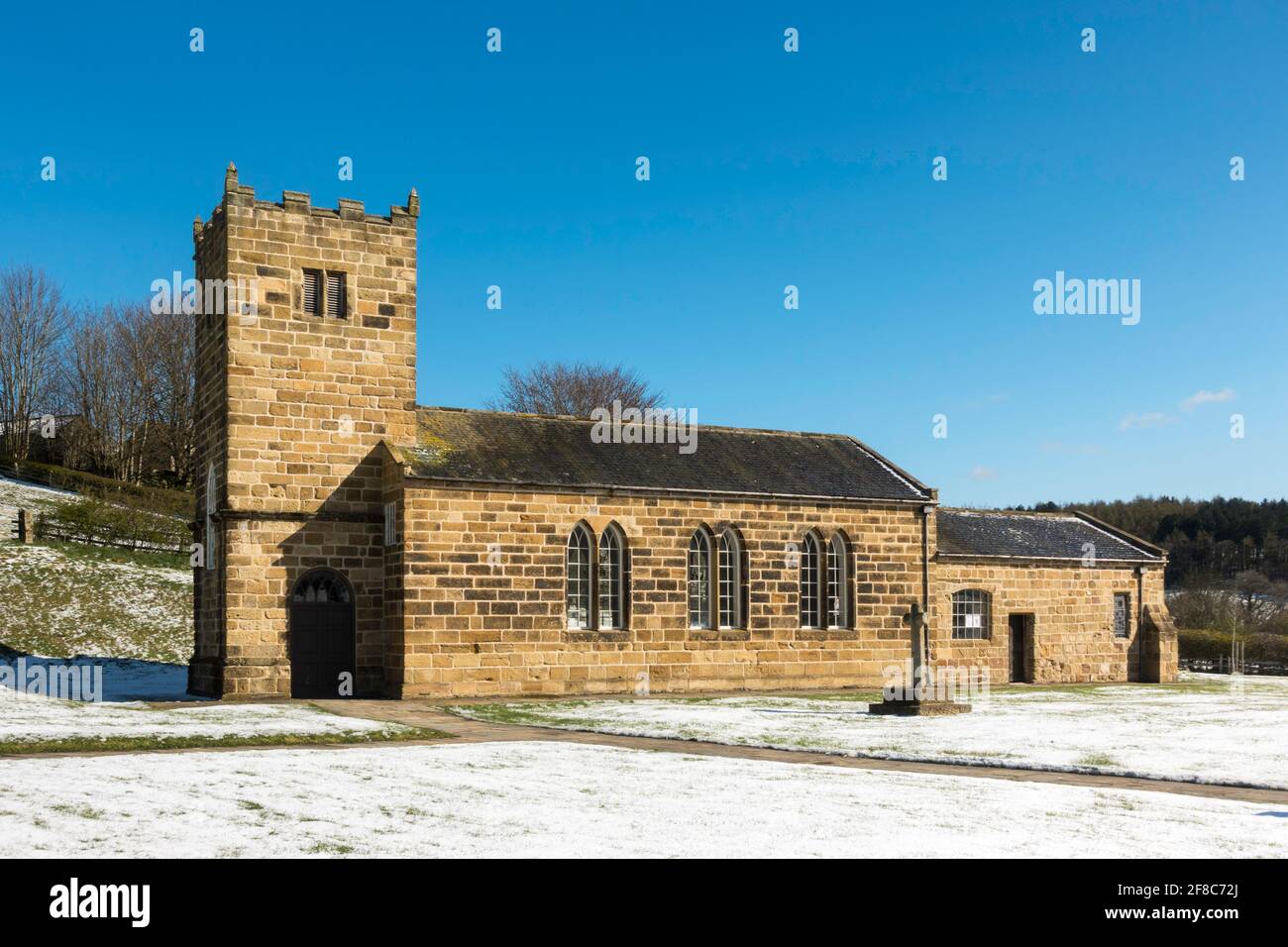 Winterliche Ansicht der Kirche von Eston St Hilda, rekonstruiert im Museum von Beamish in Co. Durham, England, Großbritannien Stockfoto