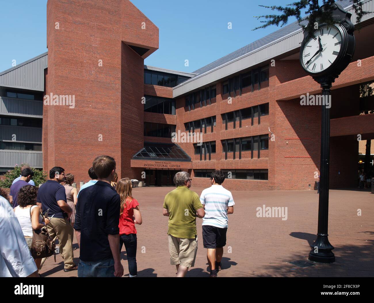 Eine Gruppe von Gymnasiasten und ihren Eltern besuchen den Campus der Georgetown University im August 2010. Stockfoto