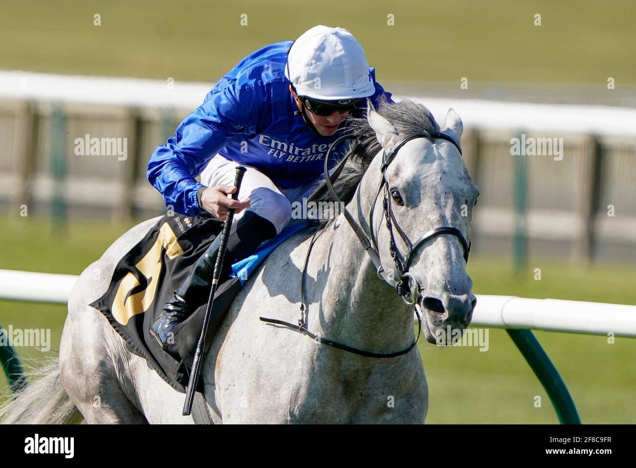 Jockey James Doyle reitet auf der Highland Avenue auf dem Weg zum Sieg der bet365 Feilden Stakes auf der Newmarket Racecourse. Bilddatum: Dienstag, 13. April 2021. Stockfoto