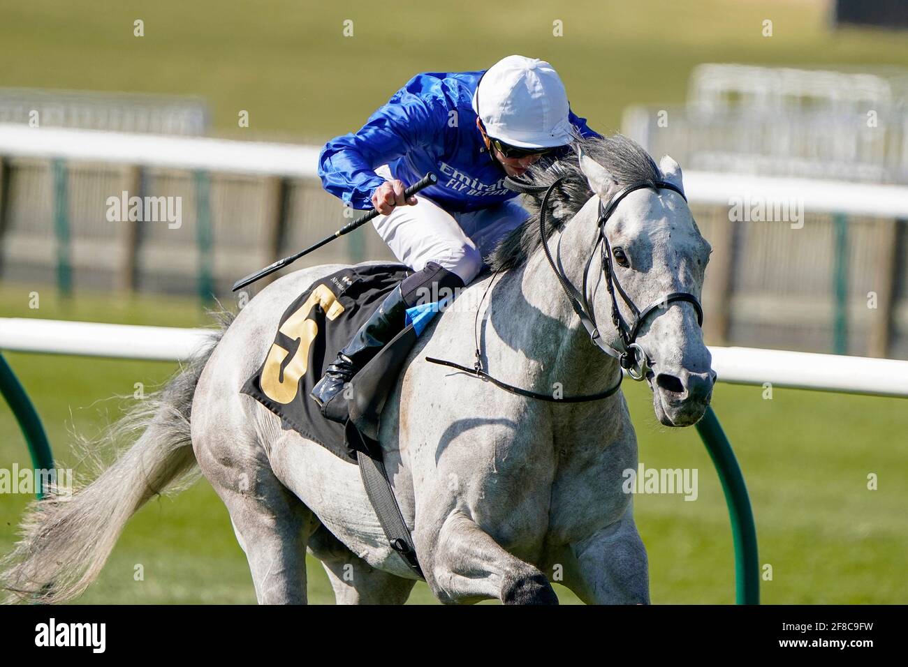 Jockey James Doyle reitet auf der Highland Avenue auf dem Weg zum Sieg der bet365 Feilden Stakes auf der Newmarket Racecourse. Bilddatum: Dienstag, 13. April 2021. Stockfoto