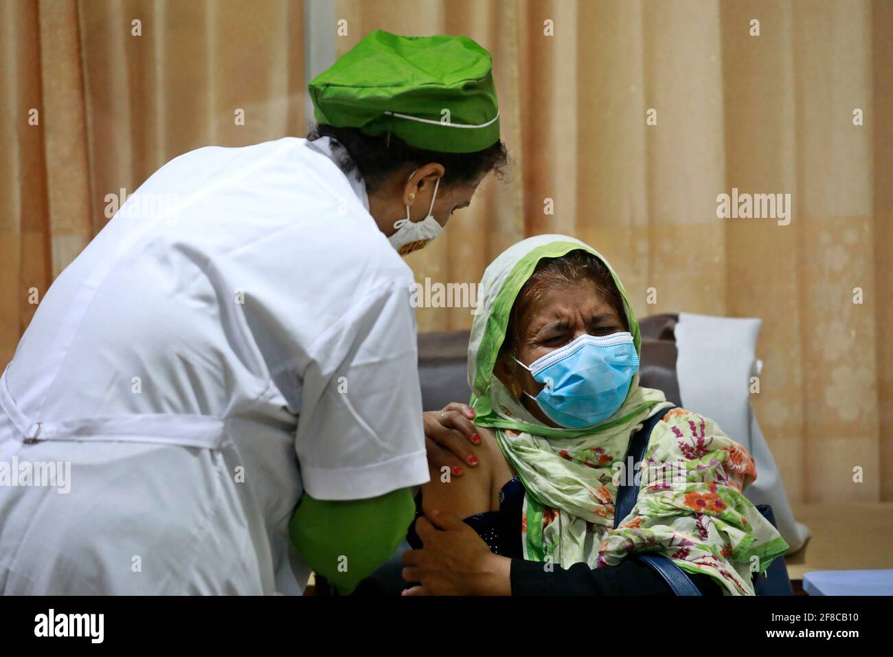 Dhaka, Bangladesch - 13. April 2021: Ein Mann erhält seine zweite Dosis des Coronavirus-Impfstoffs im 250-Bett-TB-Krankenhaus in Shyamoli in Dhaka, Bangladesch Stockfoto