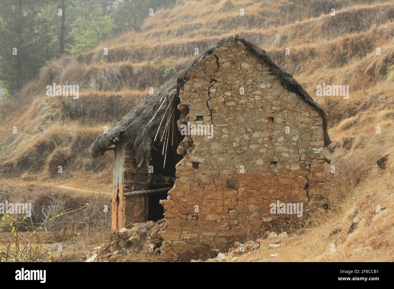 Ein Lehmhaus im Bezirk Makwanpur, das 2015 durch das Gorkha-Erdbeben zerstört wurde Stockfoto