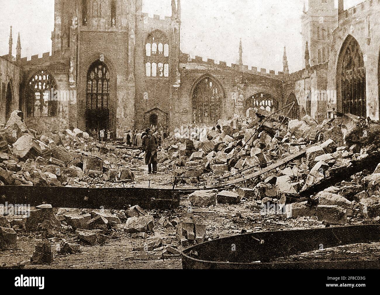 2. Weltkrieg - EIN Zeitungsfoto, das den Morgen nach der Zerstörung von Coventry, England, am 14 1940. November durch deutsche Bomber zeigt. Die Kathedrale wurde zu Trümmern reduziert, aber die Schrift war unberührt Stockfoto
