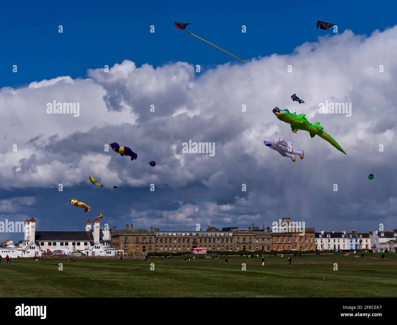 Bunte Drachen fliegen über das Low Green an der Küste, Ayr, South Ayrshire, Schottland, Großbritannien Stockfoto