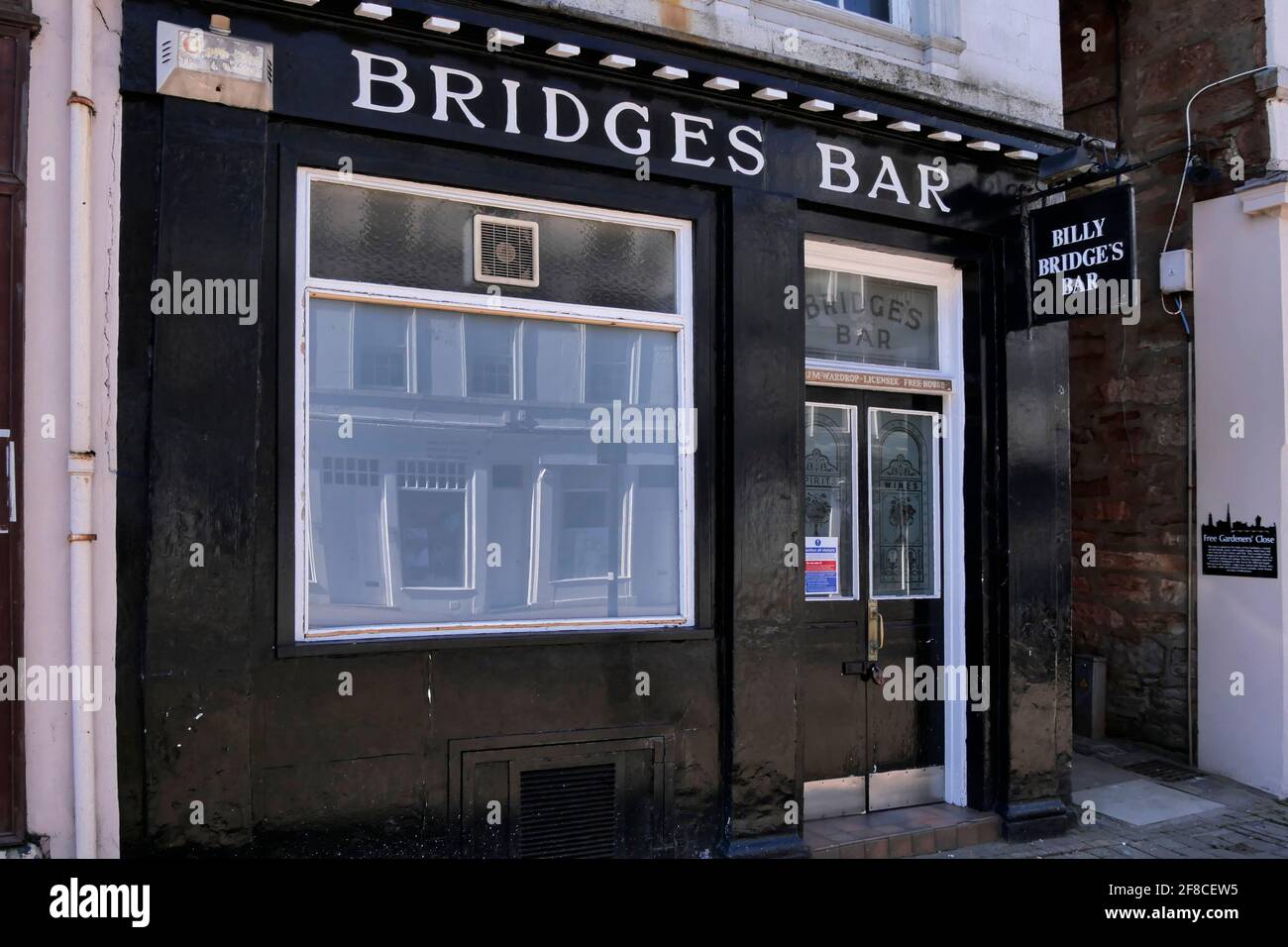 Billy Bridges Bar ist eine der vielen traditionellen schottischen Pubs geschlossen wegen Covid 2021Ayr, Schottland, Großbritannien Stockfoto