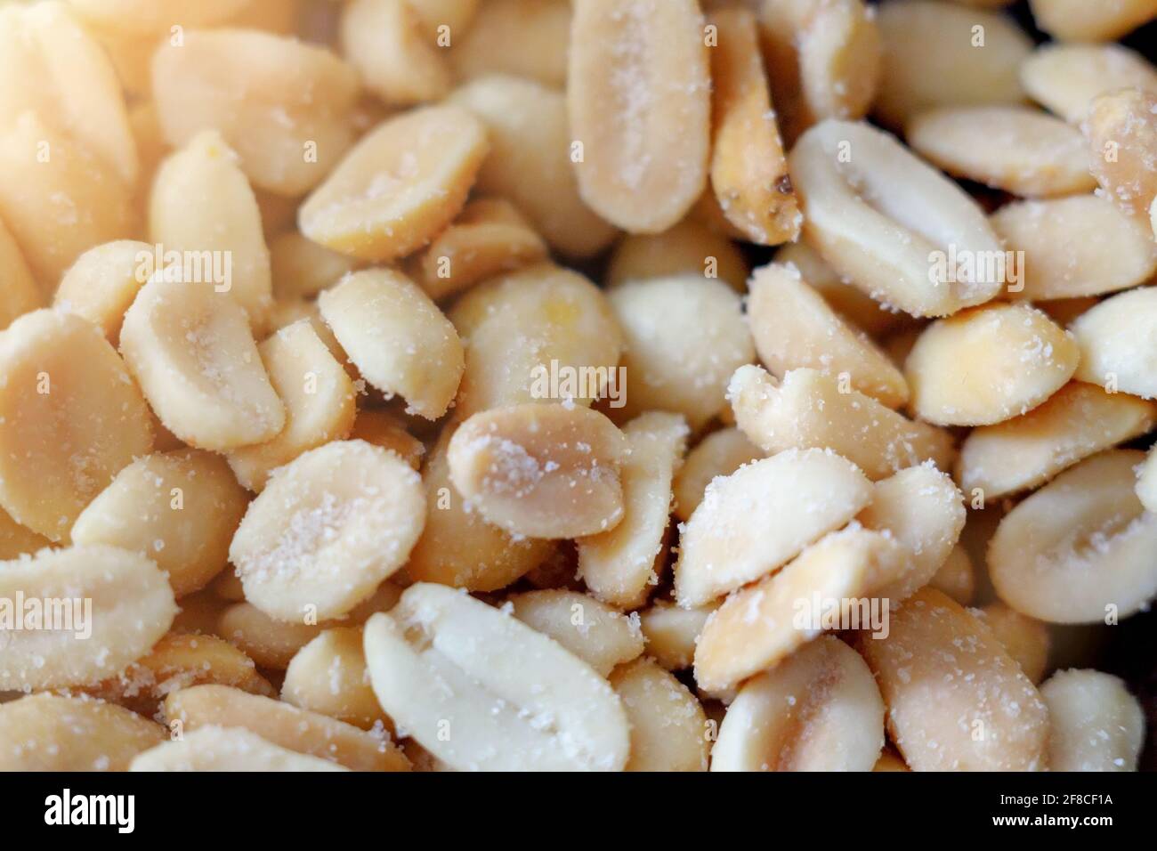 Dies ist eine gesalzene geschälte Erdnuss aus der Nähe. Nützliche NUTS.Hintergrund. Draufsicht Stockfoto