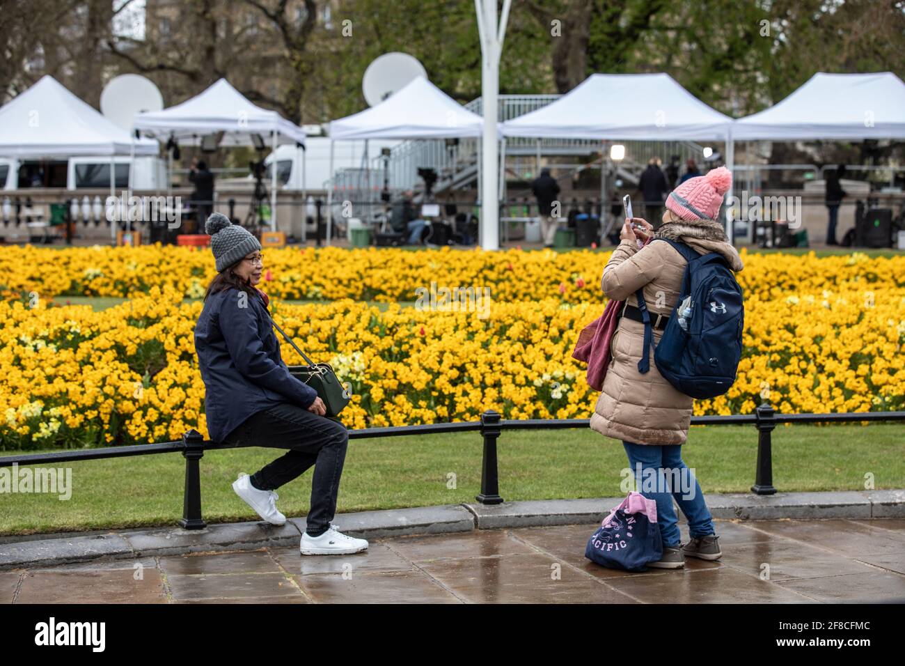 Die Öffentlichkeit beobachtet die Aktivitäten in den Medienzelten, die für den Herzog von Edinburgh nach der Ankündigung seines Todes vor dem Buckingham Palace eingerichtet wurden. Stockfoto