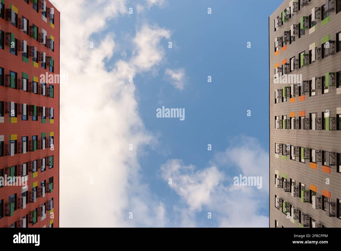 Zwei parallele Häuser mit Himmel. Zwei hohe Türme und ein Himmel mit Wolken dazwischen. Stockfoto