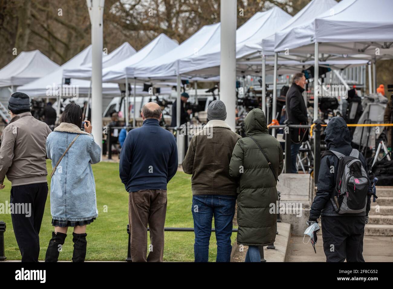 Die Öffentlichkeit beobachtet die Aktivitäten in den Medienzelten, die für den Herzog von Edinburgh nach der Ankündigung seines Todes vor dem Buckingham Palace eingerichtet wurden. Stockfoto