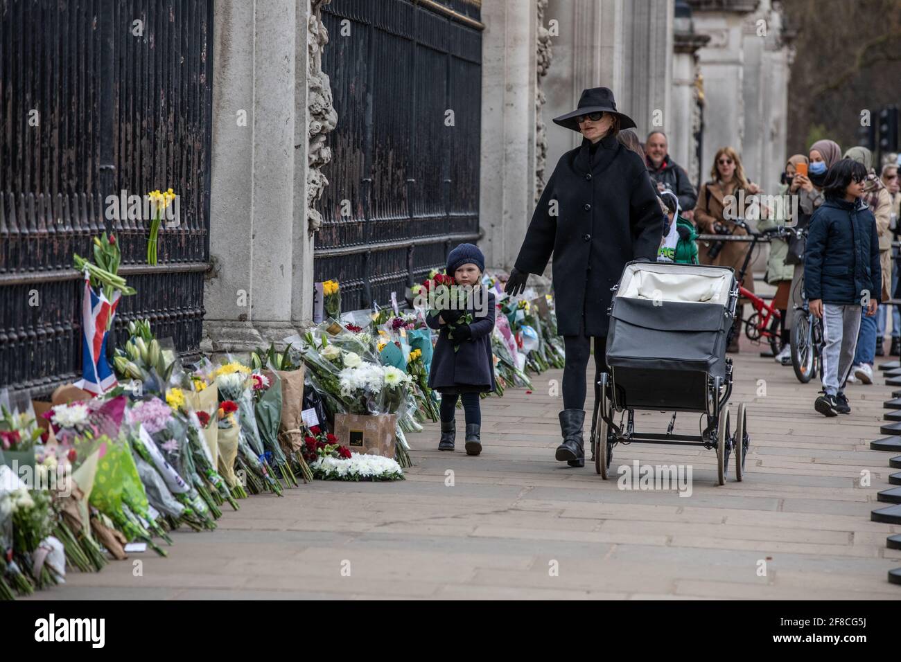 Nach der Ankündigung des Todes des Palastes stehen sich die Brunnenflüger vor dem Buckingham Palace, um Blumen zu legen, um dem Herzog von Edinburgh ihre Achtung zu erweisen. Stockfoto