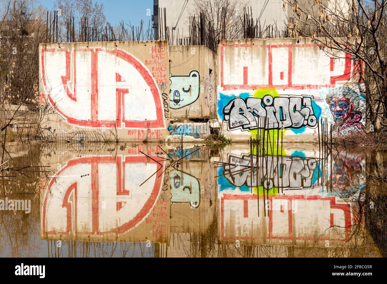 Graffiti-Reflexionen auf verlassenen Baustellen in Sofia, Bulgarien, Osteuropa, EU. Städtisches Infrastrukturkonzept. Stockfoto