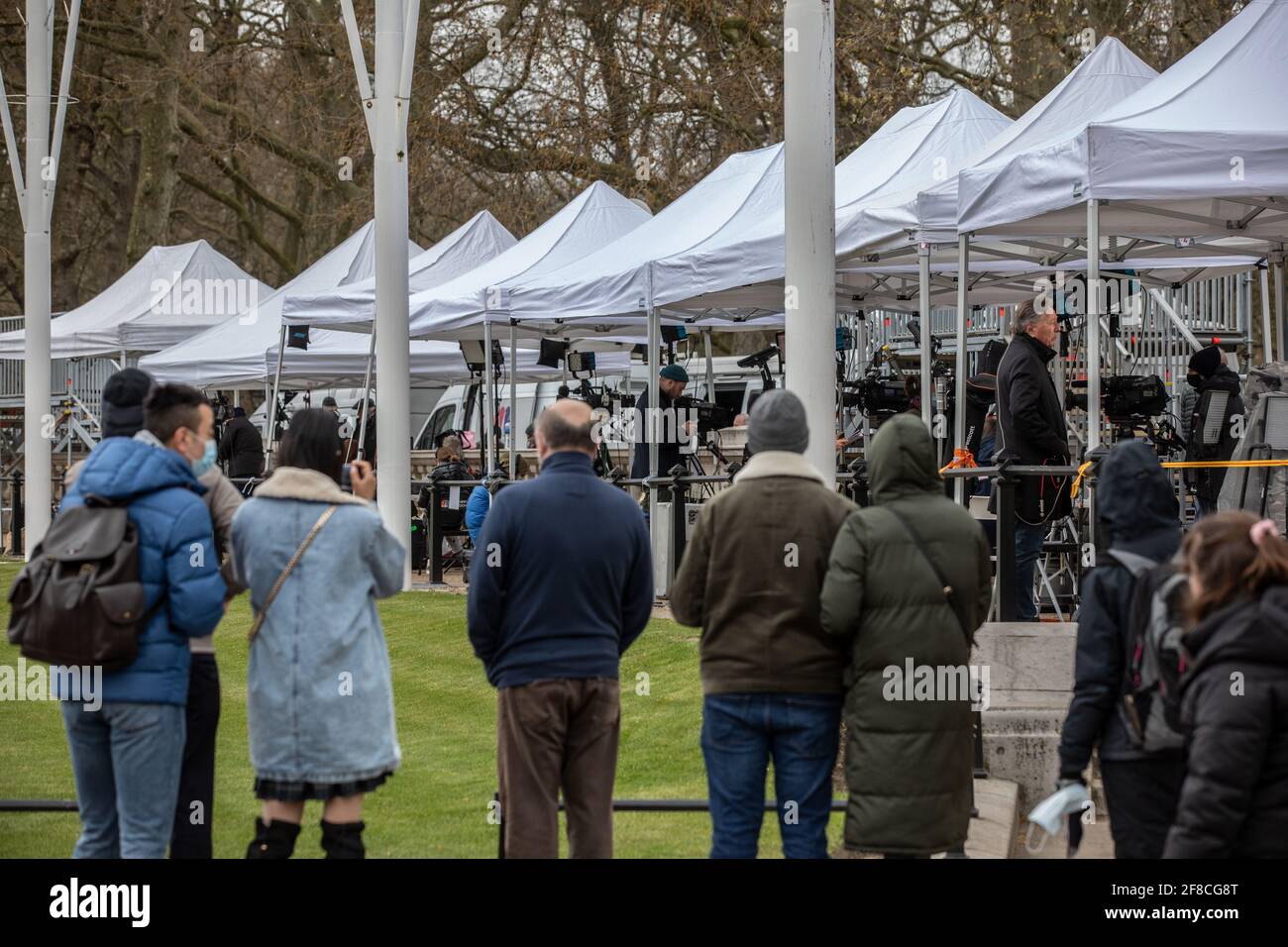 Die Öffentlichkeit beobachtet die Aktivitäten in den Medienzelten, die für den Herzog von Edinburgh nach der Ankündigung seines Todes vor dem Buckingham Palace eingerichtet wurden. Stockfoto