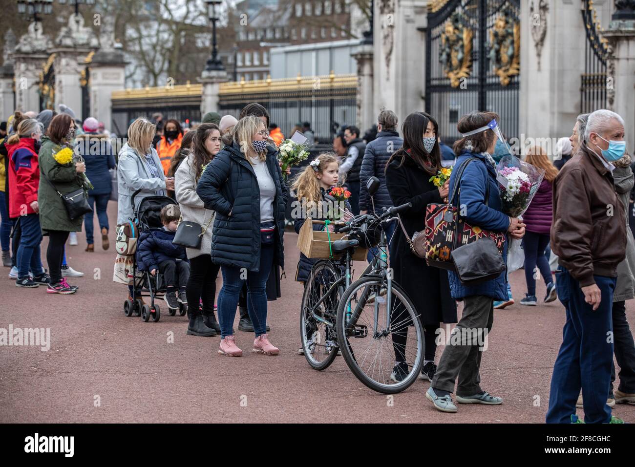 Nach der Ankündigung des Todes des Palastes stehen sich die Brunnenflüger vor dem Buckingham Palace, um Blumen zu legen, um dem Herzog von Edinburgh ihre Achtung zu erweisen. Stockfoto