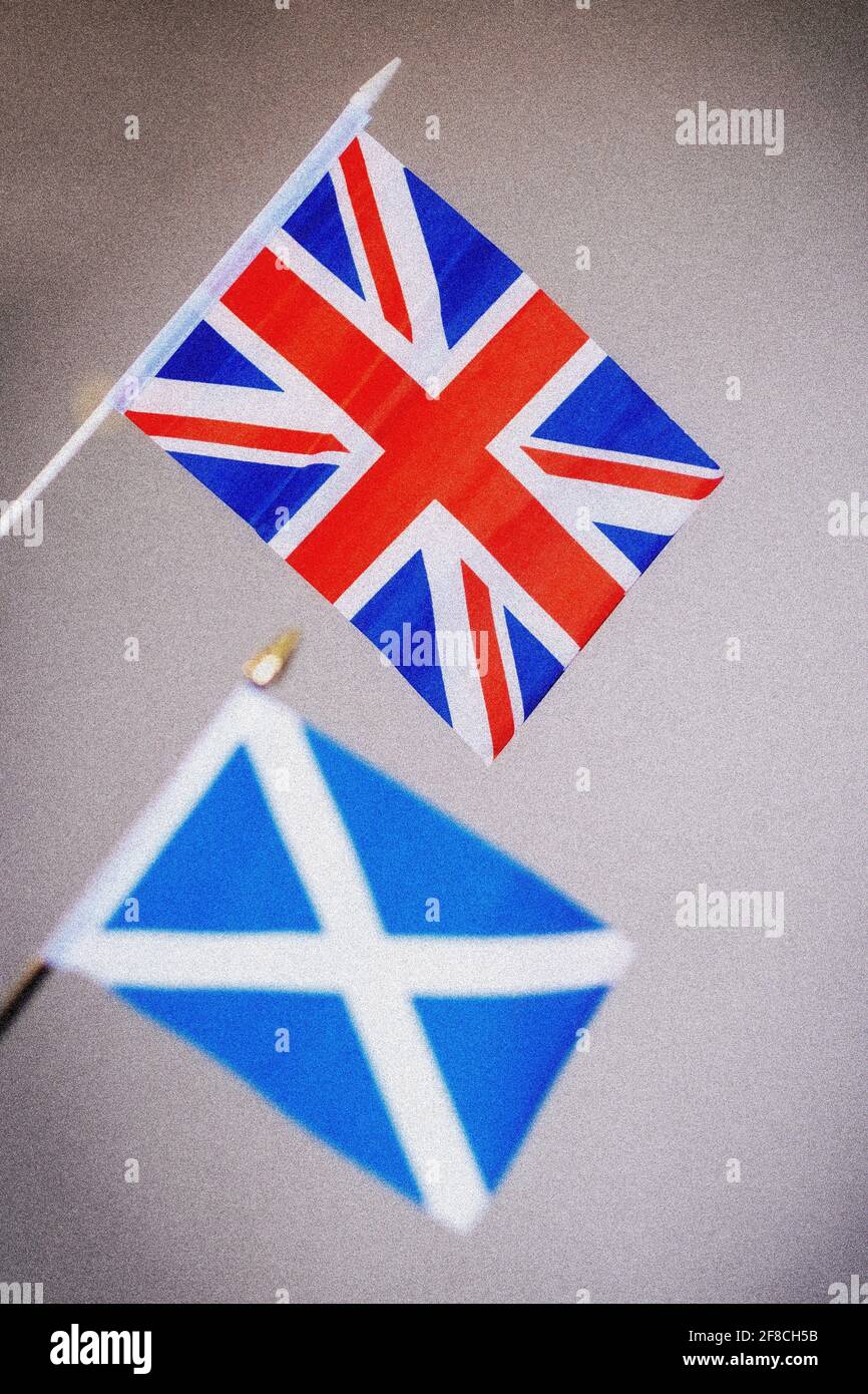 Flaggen des Vereinigten Königreichs (Unionsflagge, oben) und Schottlands (Saltyre oder Saint Andrew's Cross, unten) schossen vor neutralem Hintergrund Stockfoto