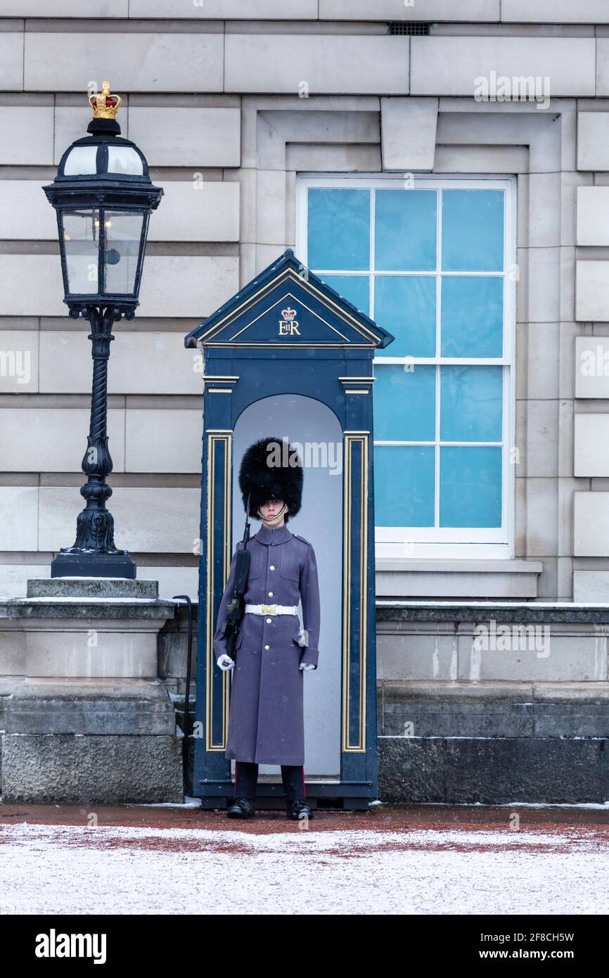 Europa, Großbritannien, England, London, ein Soldat der schottischen Wache der Haushaltsdivision, Fußwächter, die die Königin vor dem Buckingham-Palast bewachen Stockfoto