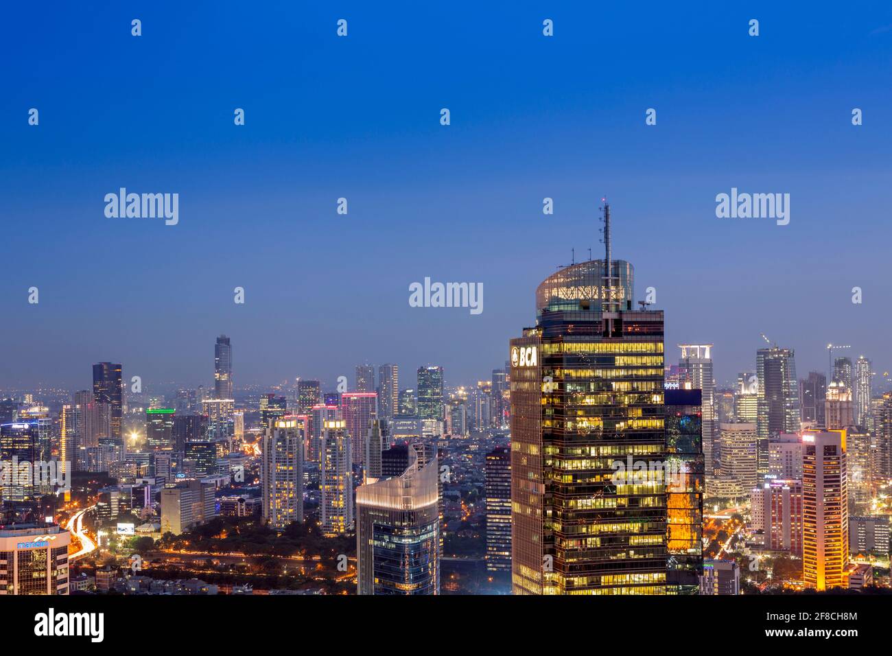 Die beleuchtete Skyline der Innenstadt von Jakarta - der Hauptstadt Indonesiens, zeigt das Central Business District, Jakarta, Indonesien Stockfoto