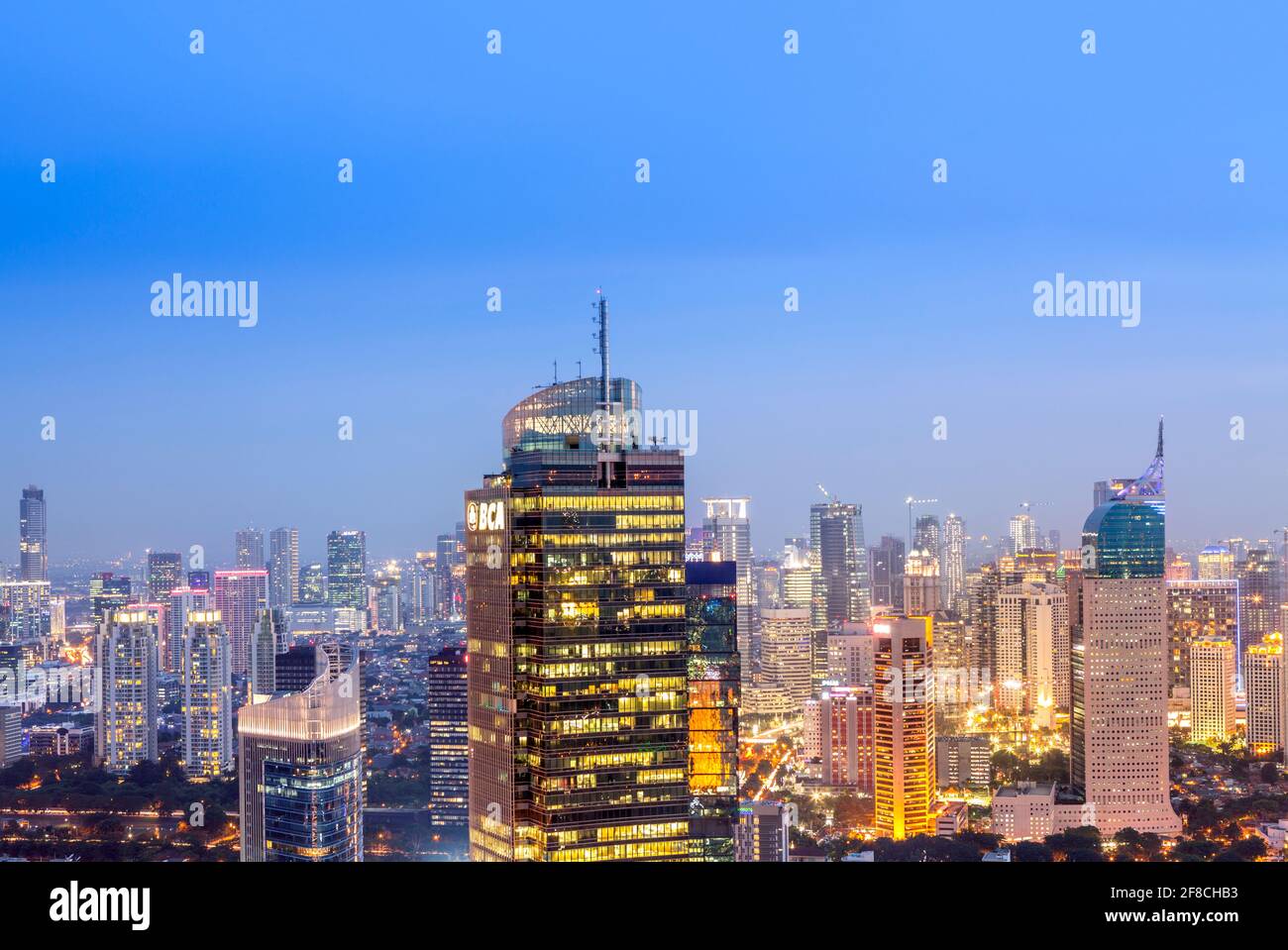 Die beleuchtete Skyline der Innenstadt von Jakarta - der Hauptstadt Indonesiens, zeigt das Central Business District, Jakarta, Indonesien Stockfoto