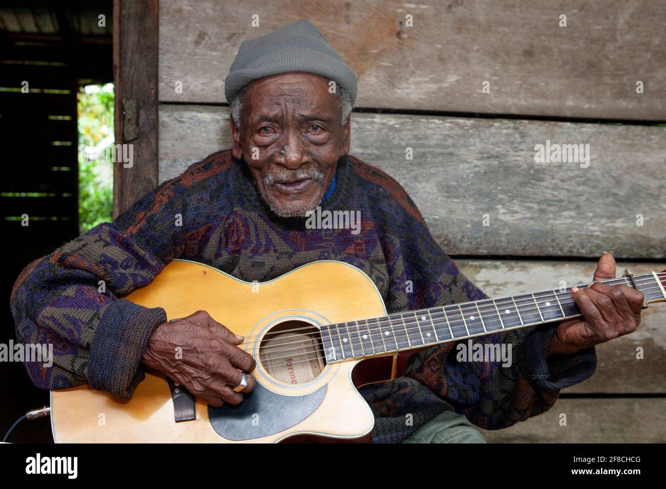 Paul Nabor (Alfonso Palacio), ein Garifuna-Musiker und spiritueller Führer, Pionier des Paranda-Musikstils, außerhalb der Dugu in Punta Gorda, Belize Stockfoto