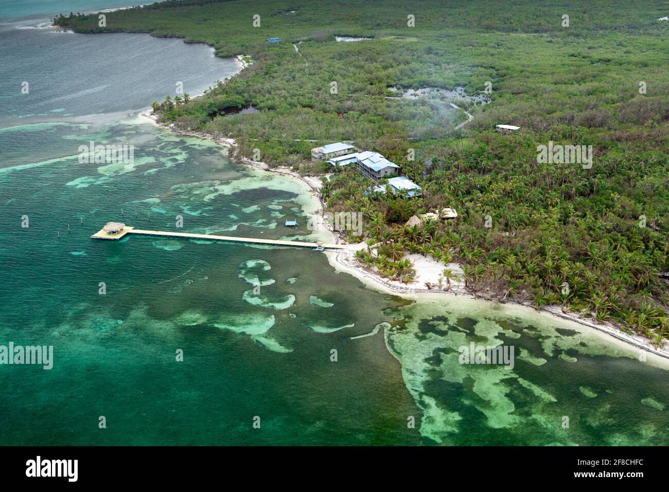 Luftaufnahme des Itza Resorts, Long Caye, Lighthouse Reef, Belize, Mittelamerika Stockfoto