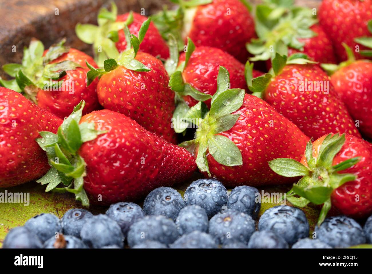 Obst auf dem Teller. Holzoberfläche Stockfoto