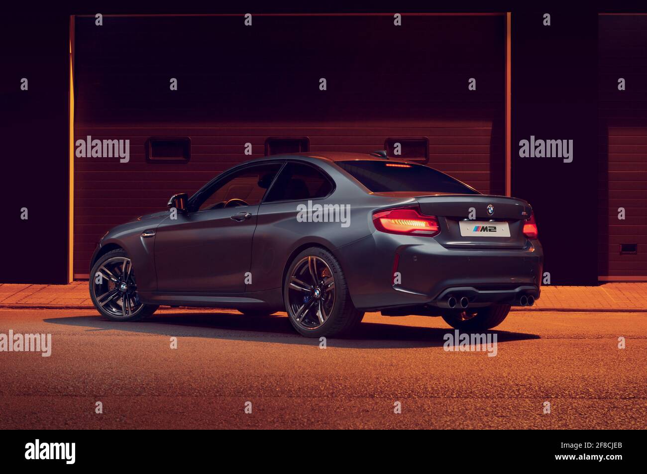 Santander, Spanien - 4. April 2021: Der BMW 2 Series ist ein High-End-Sportwagen des deutschen Herstellers BMW. Im Bild grauer BMW M2 von behin aus gesehen Stockfoto