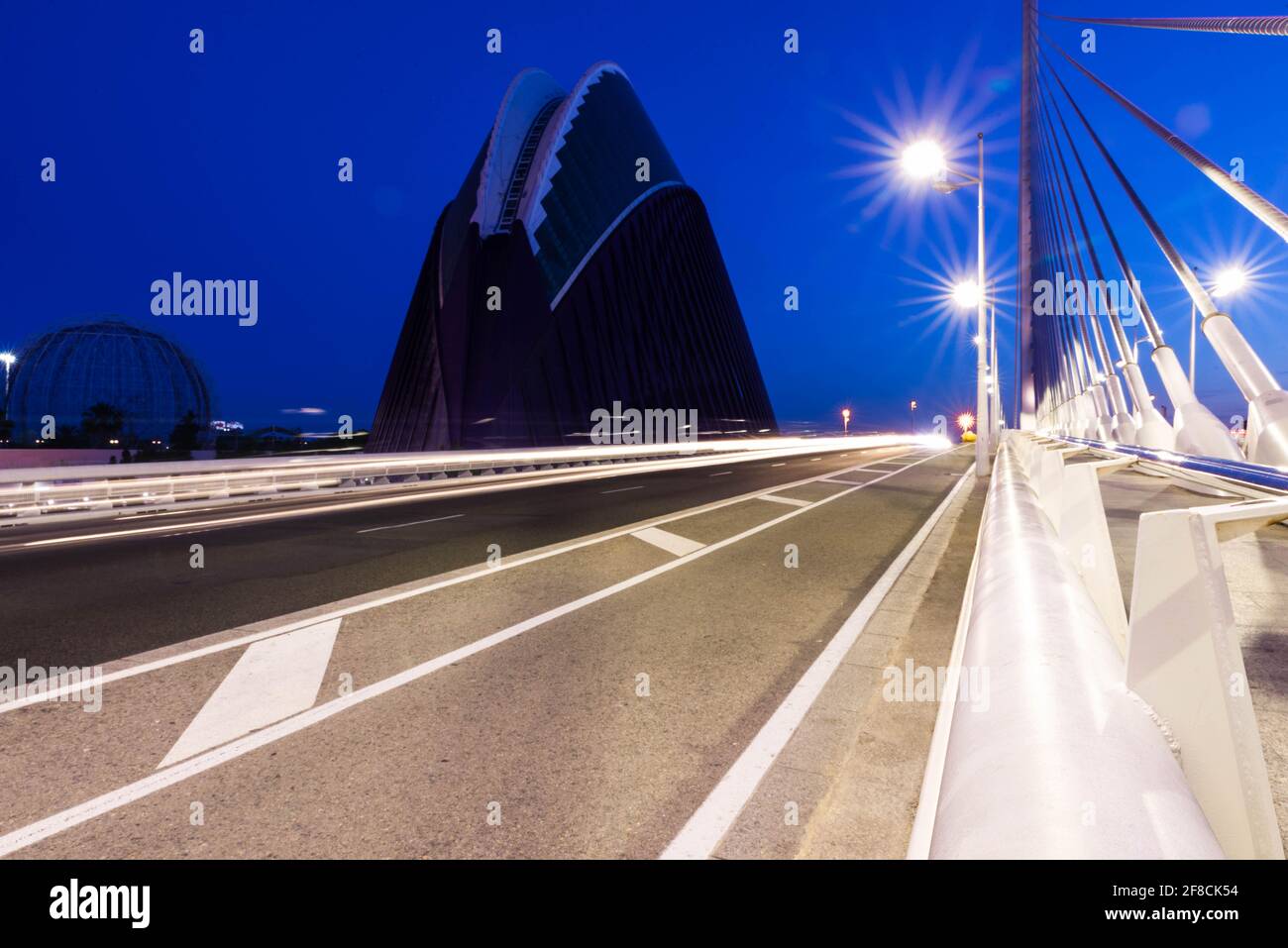 Langzeitaufnahme von L'Agora von der Assut de L'Or Brücke in der Stadt der Künste und Wissenschaften, Valencia, Spanien. Stockfoto