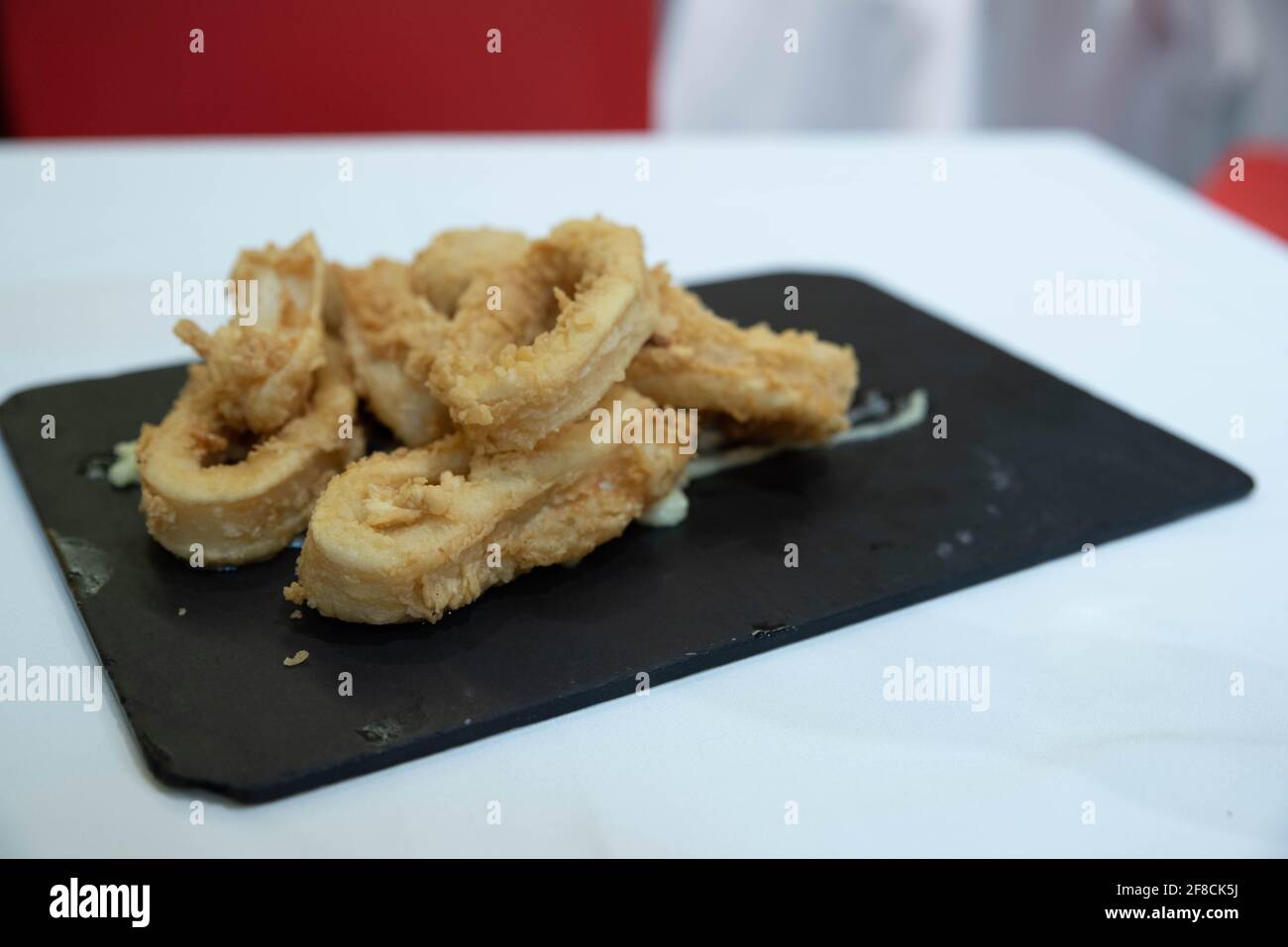Ein Teller Calamari in einem Restaurant in Valencia, Spanien. Stockfoto