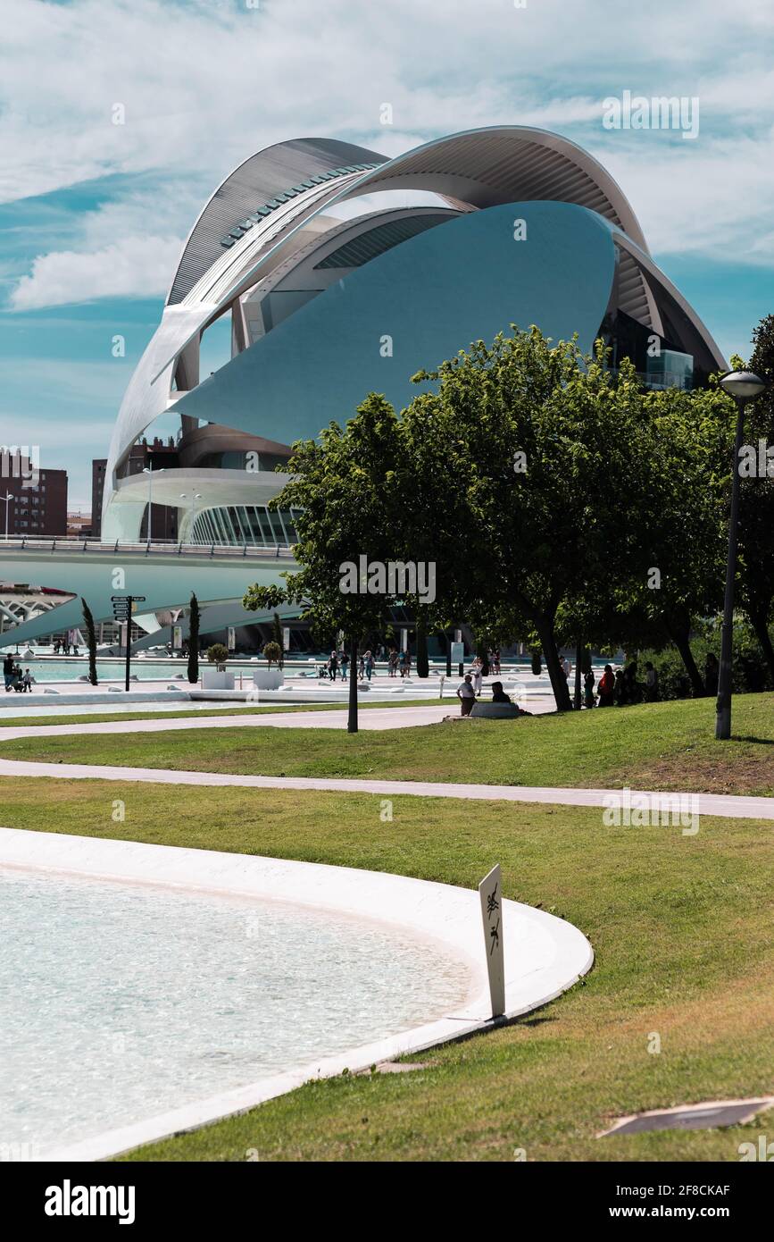 Der Palau de les Arts Reina Sofía wurde von Santiago Calatrava entworfen, um das nordwestliche Ende der Stadt der Künste und Wissenschaften in Valencia, Spanien, zu verankern. Stockfoto