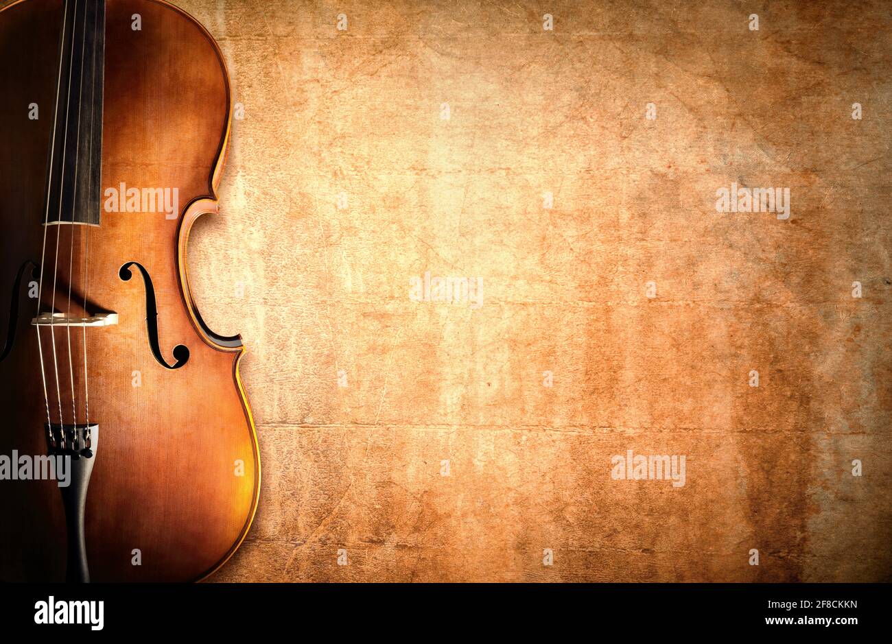 Cello ruht auf einem leeren Grunge-Hintergrund mit Kopierraum Stockfoto
