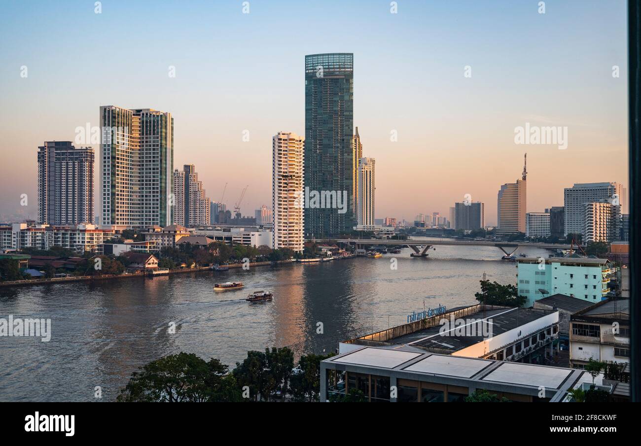 Bangkoks Lebensader am frühen Morgen des Chao Phraya Flusses Stockfoto