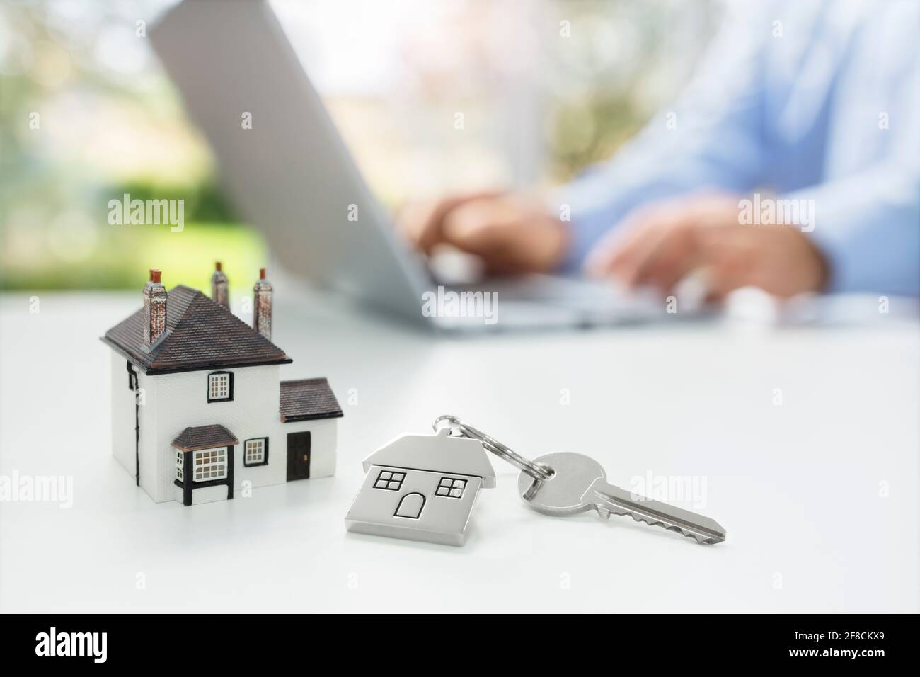 Suchen Sie im Internet nach Immobilien oder Neuhaus mit Modellhaus und Schlüssel Stockfoto