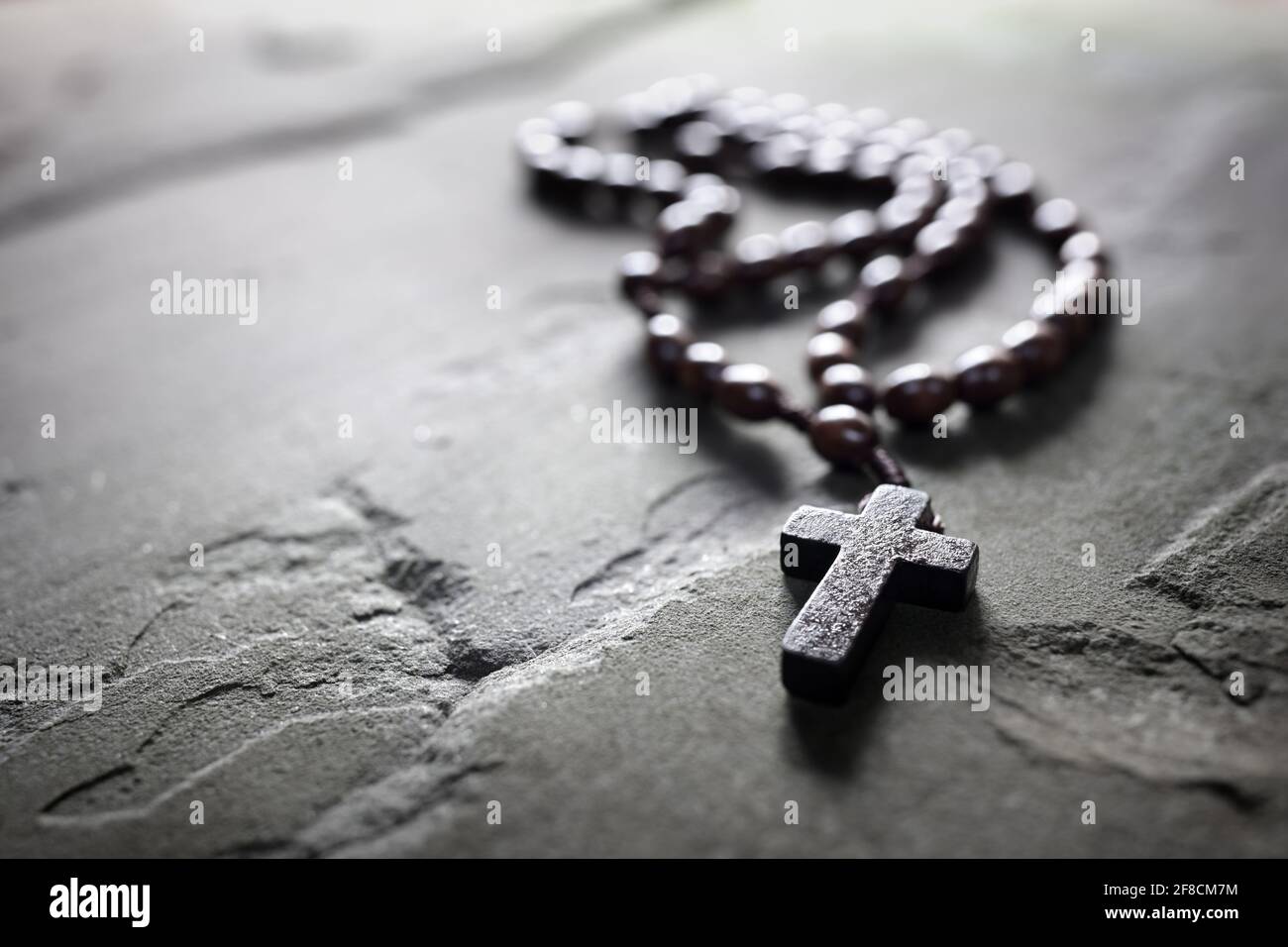 Rosenkranz Perlen und Kruzifix Kreuz mit Copy Space Hintergrund Stockfoto
