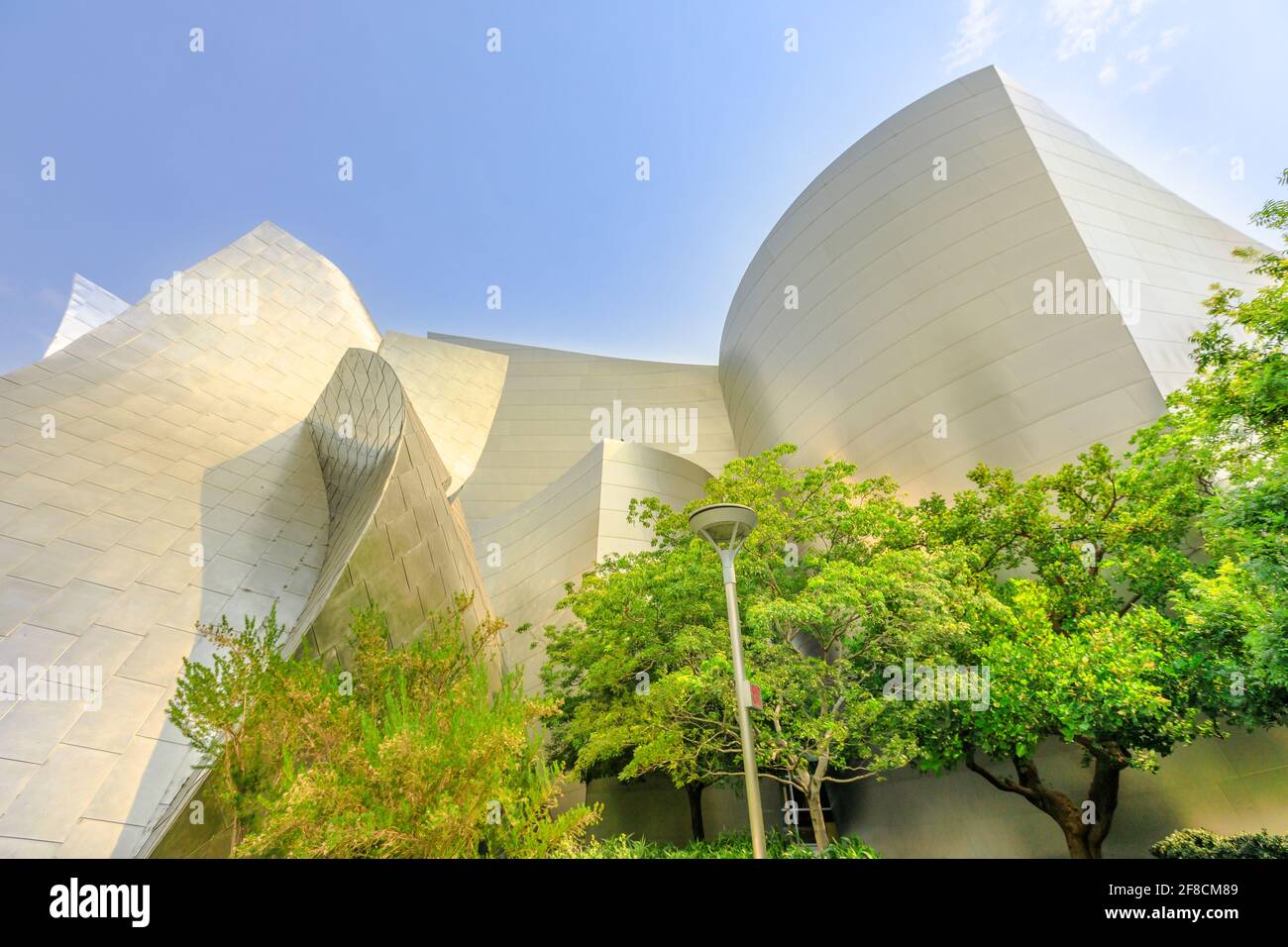 Los Angeles, California, USA - 9. August 2018: Die berühmte Architektur der Walt Disney Concert Hall wurde von Frank Gehry auf der Grand Avenue entworfen Stockfoto