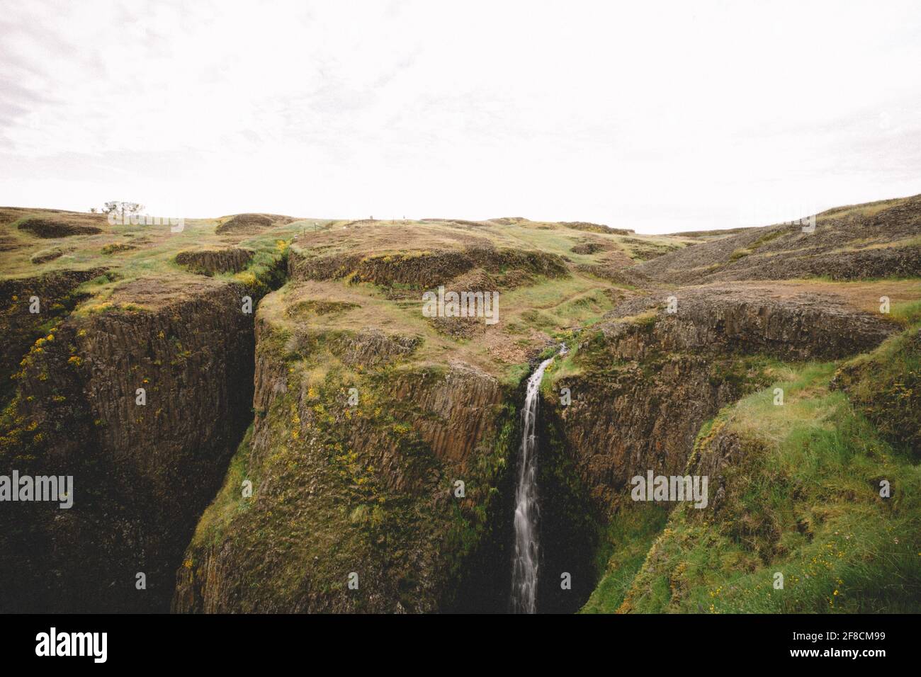 Wasserfällen über einem Felsen am Tafelmontian Preserve in der Nähe von Oroville. Stockfoto