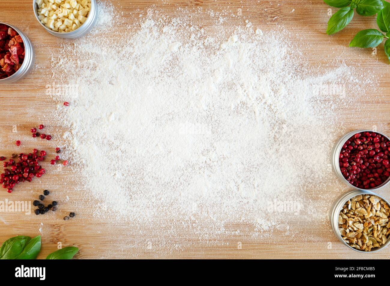 Backen Schneidebrett und Mehl Lebensmittel Hintergrund mit Kopierer Platz Stockfoto