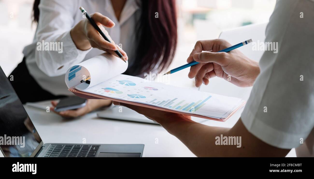 Geschäftsteam diskutiert gemeinsam während der Besprechung im Büro. Kollegen arbeiten beim Einkaufen von Geschäftsideen. Brainstorming und Ideenkonzept Stockfoto