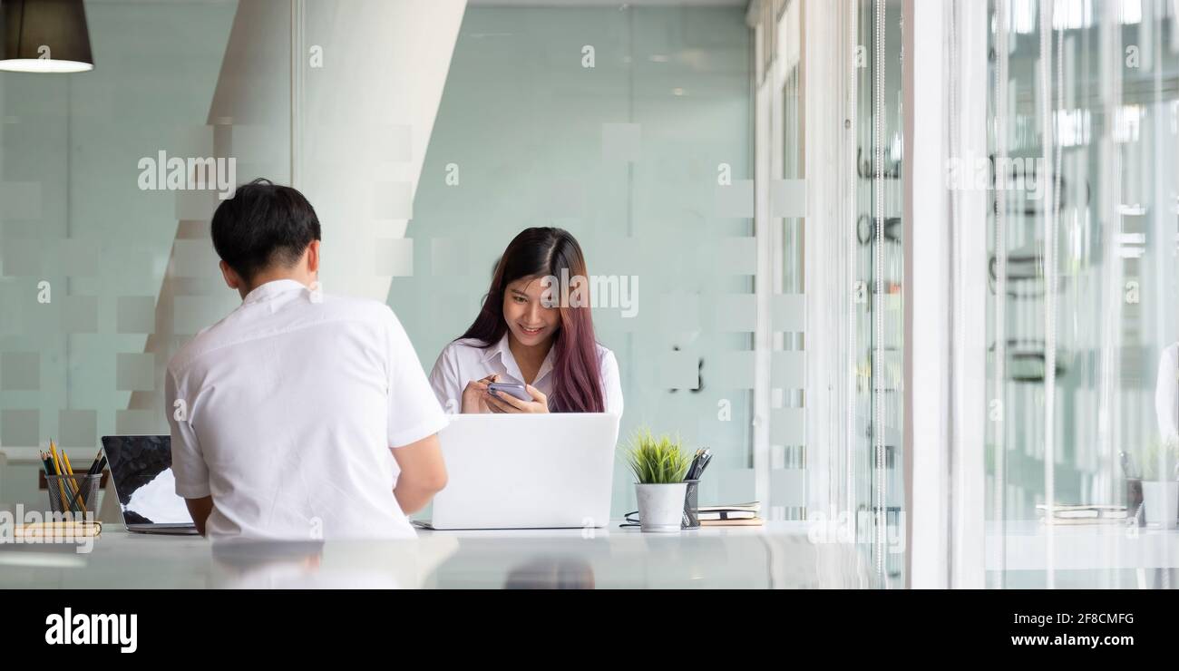 Geschäftsteam diskutiert gemeinsam während der Besprechung im Büro. Kollegen arbeiten beim Einkaufen von Geschäftsideen. Brainstorming und Ideenkonzept Stockfoto