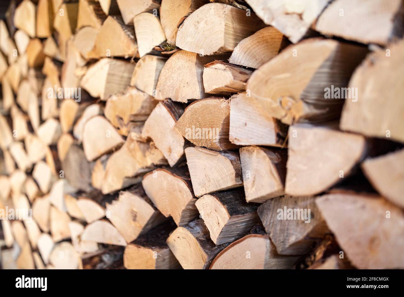 Brennholz Stapel von gehacktem Holz Hintergrund Stockfoto