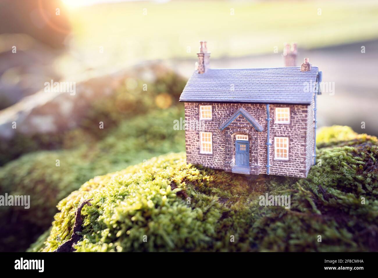 Modell Cottage Haus und Haus Hintergrund in der Natur Stockfoto