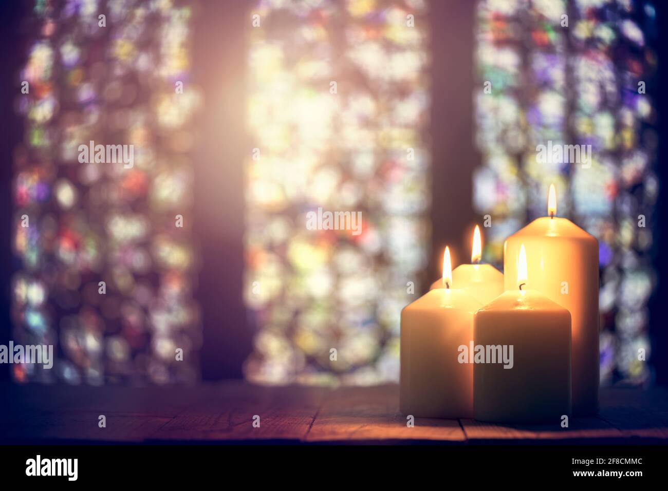 Kerzen brennen im Hintergrund einer Kirche Stockfoto