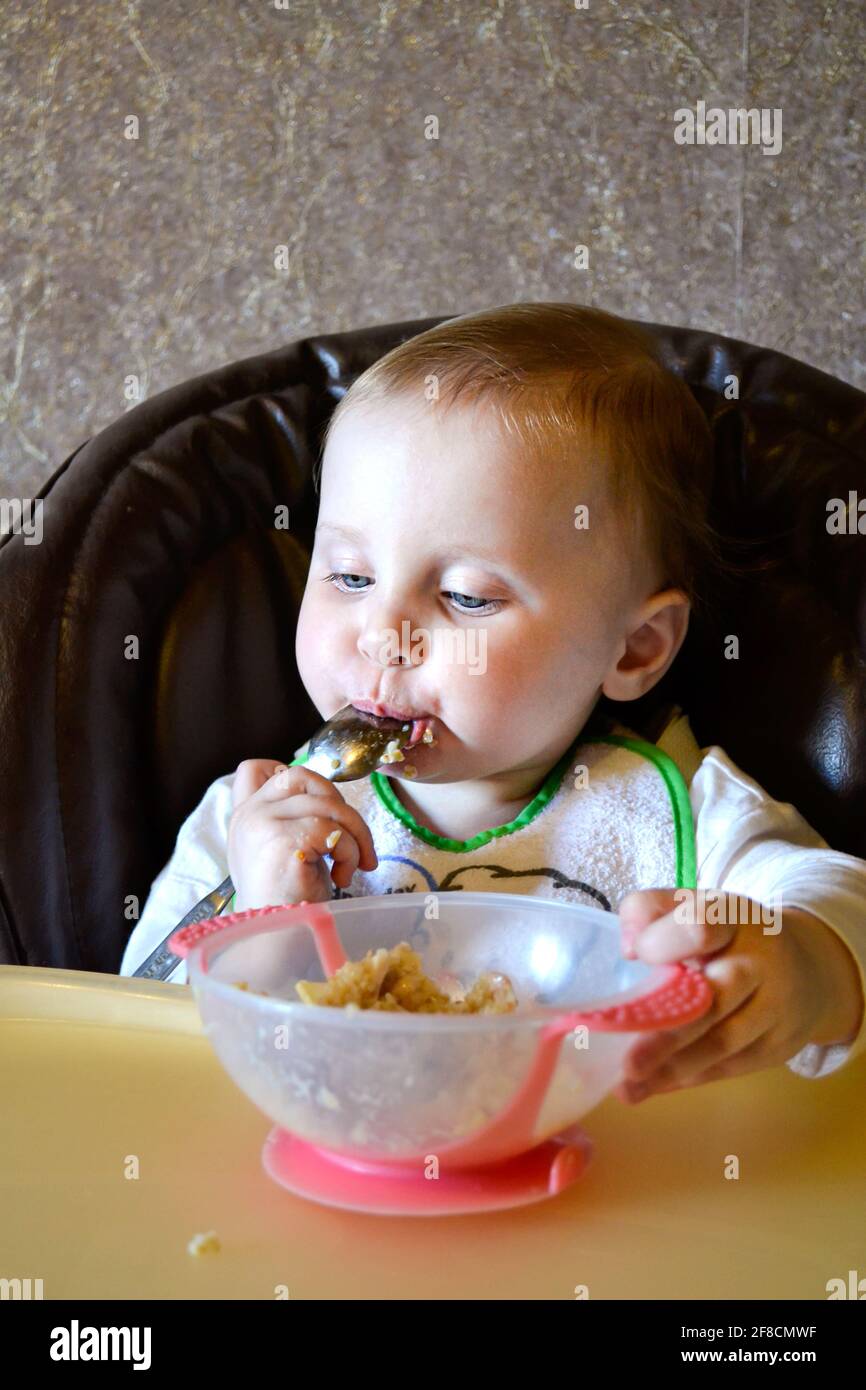 Nahaufnahme Baby Mädchen essen Stockfoto