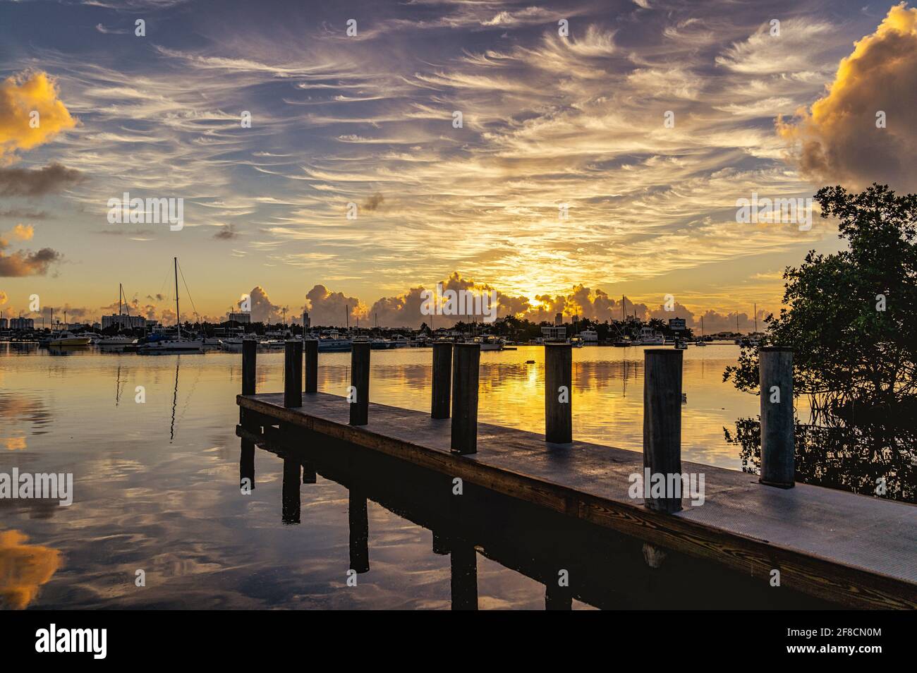 Sonnenuntergang über dem Fluss Miami Florida Wolken Himmel schönen Ort Stockfoto