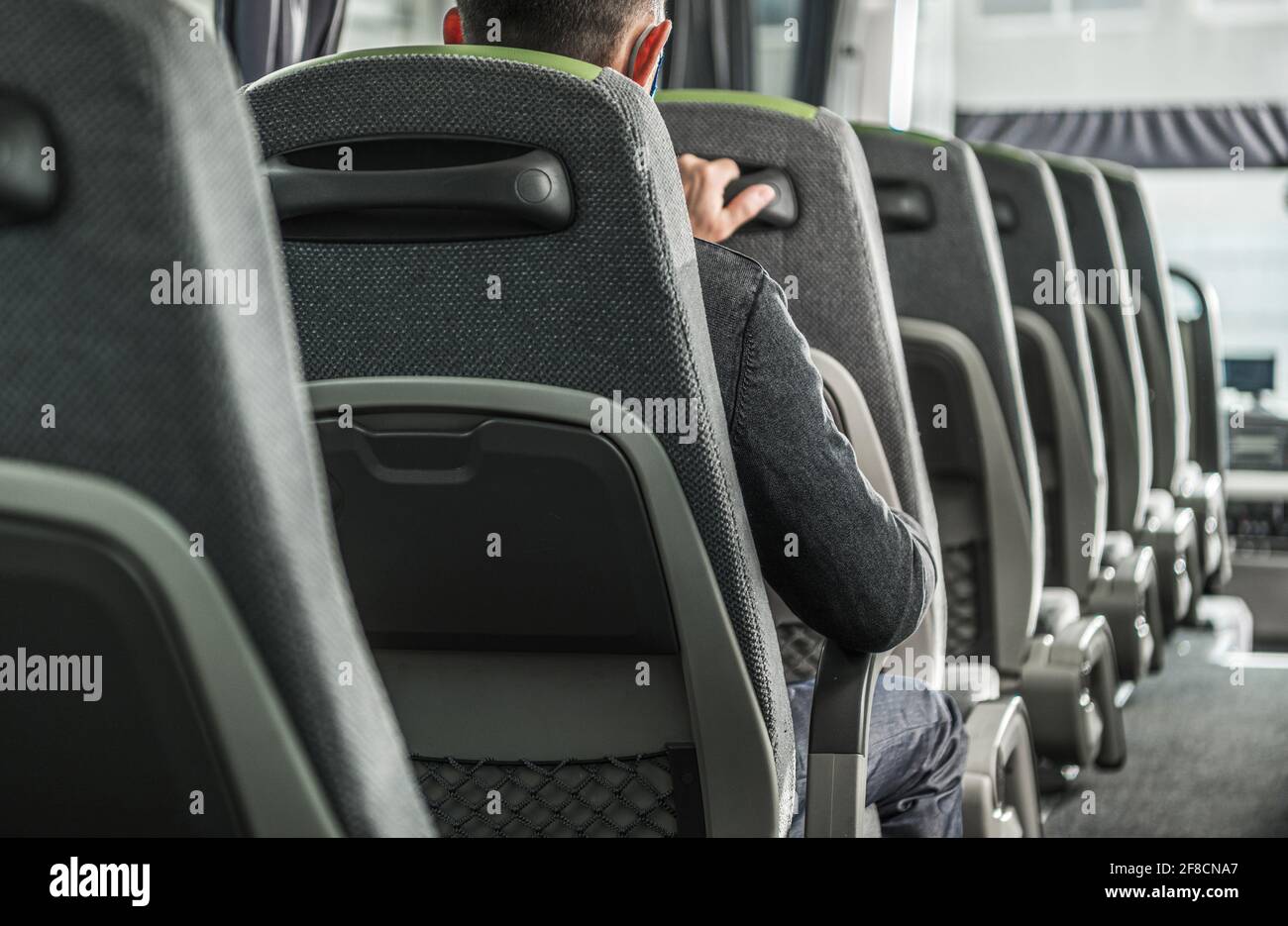 Öffentlicher Nahverkehr Bus Kaukasischer Passagiersitze allein im Fahrzeug. Transportindustrie. Stockfoto