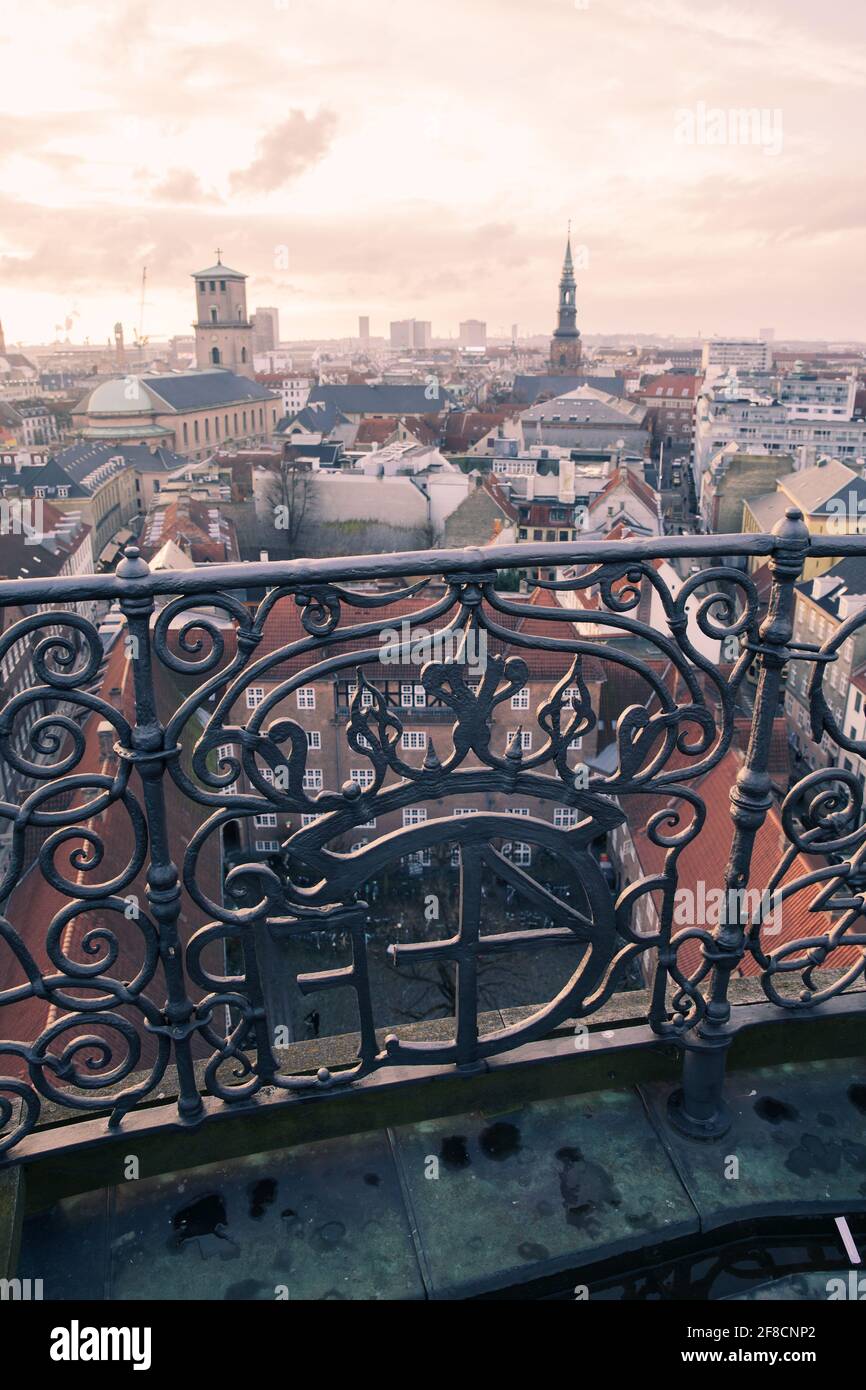 Kopenhagen, Dänemark - 10. Dezember 2017: Geschmiedeter Zaun des Rundetaarn, oder Rundturm, es ist ein Turm aus dem 17. Jahrhundert im Zentrum von Kopenhagen, Den Stockfoto