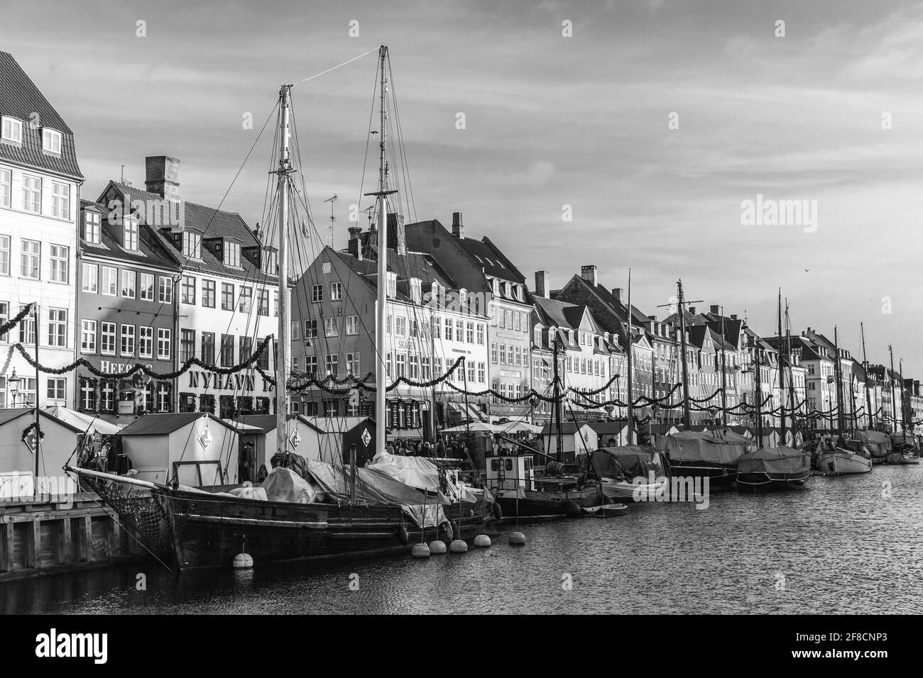 Kopenhagen, Dänemark - 9. Dezember 2017: Nyhavn oder New Harbour Blick mit alten Segelschiffen, es ist ein 17. Jahrhundert Waterfront, Kanal und beliebte touristi Stockfoto