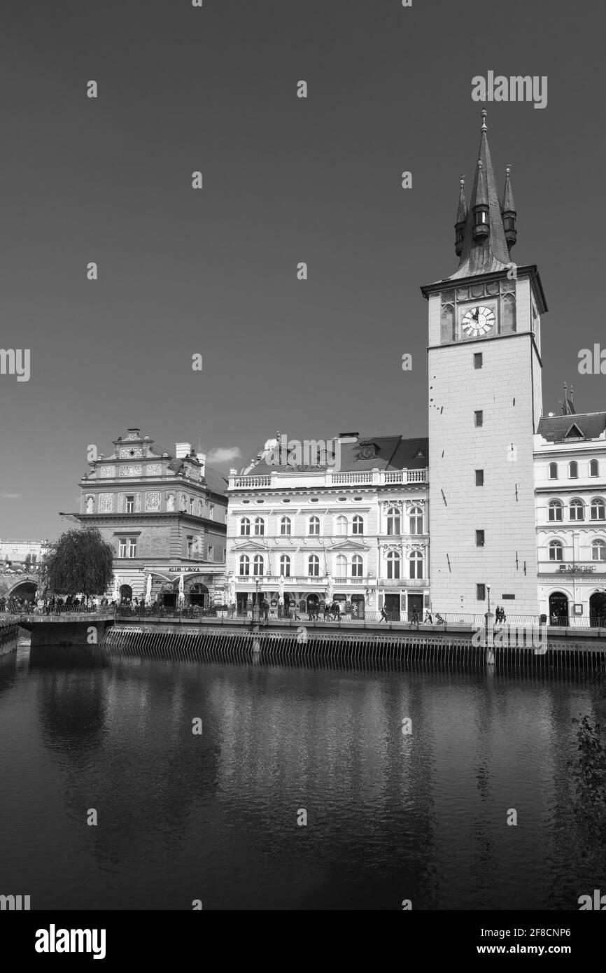 Prag, Tschechische Republik - 30. April 2017: Blick auf das alte Prag, Schwarz-Weiß-Foto, Touristen gehen in der Nähe des Uhrturms Stockfoto