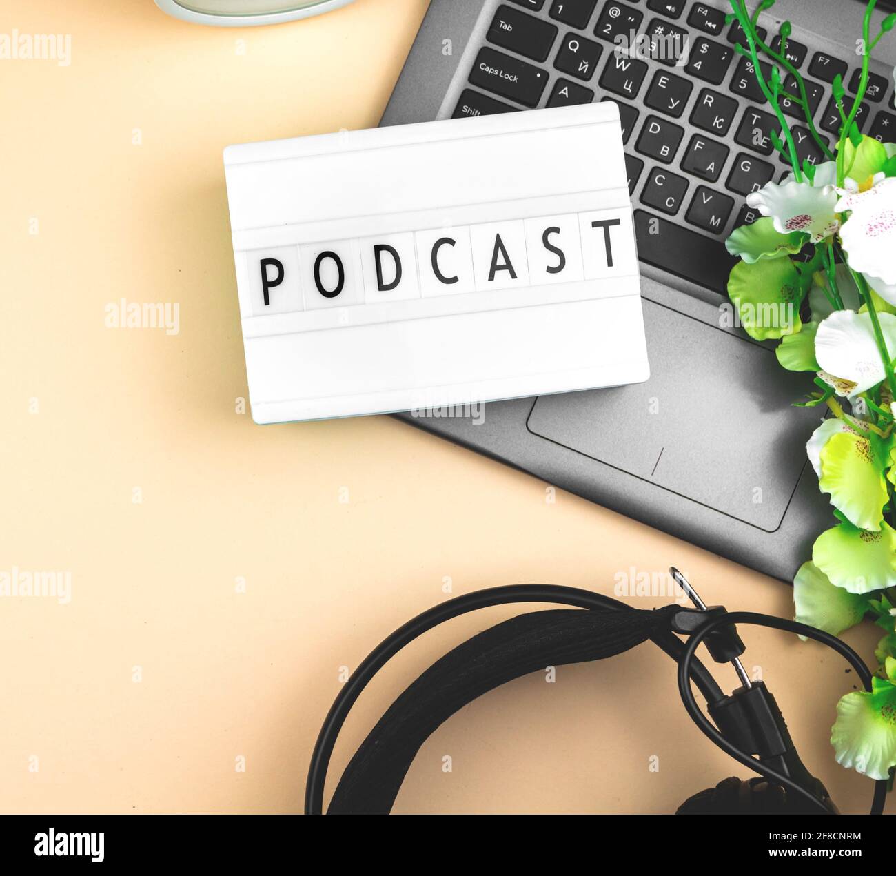 Musik Podcast Hintergrund, Konzept der Ausstrahlung, Leuchtkasten mit Text auf Laptop Stockfoto